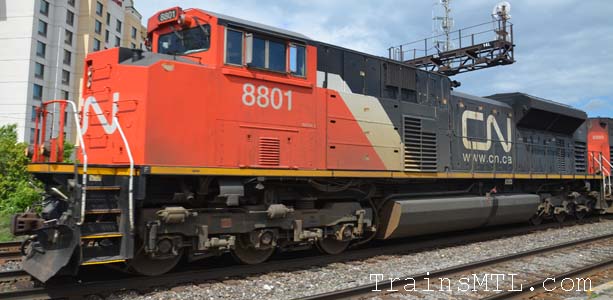Locomotive CN8801 left side / coté gauche